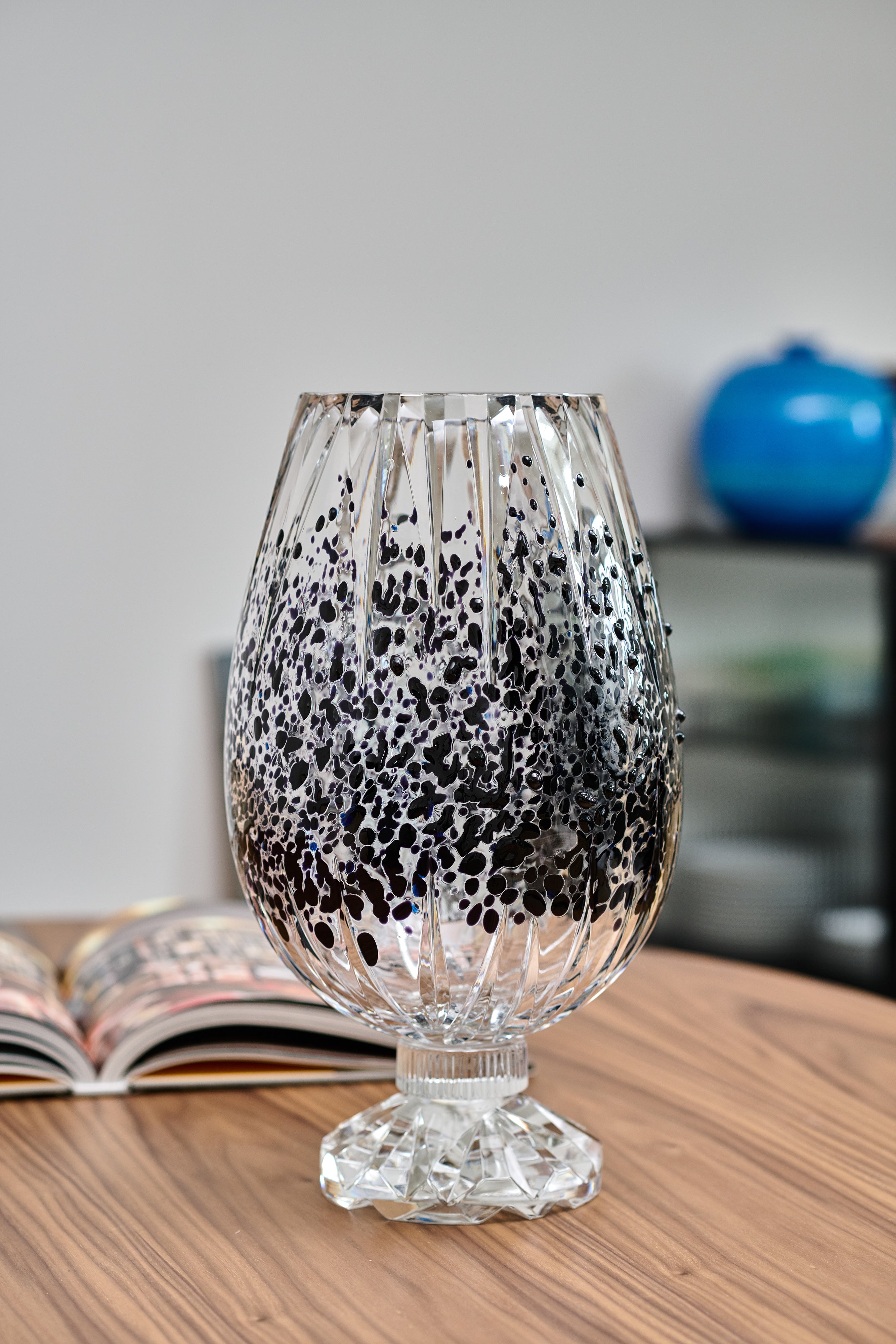 Graffiante Black Vase by Mario Cioni/Tondo Doni - Luxurious Crystal Art Vase