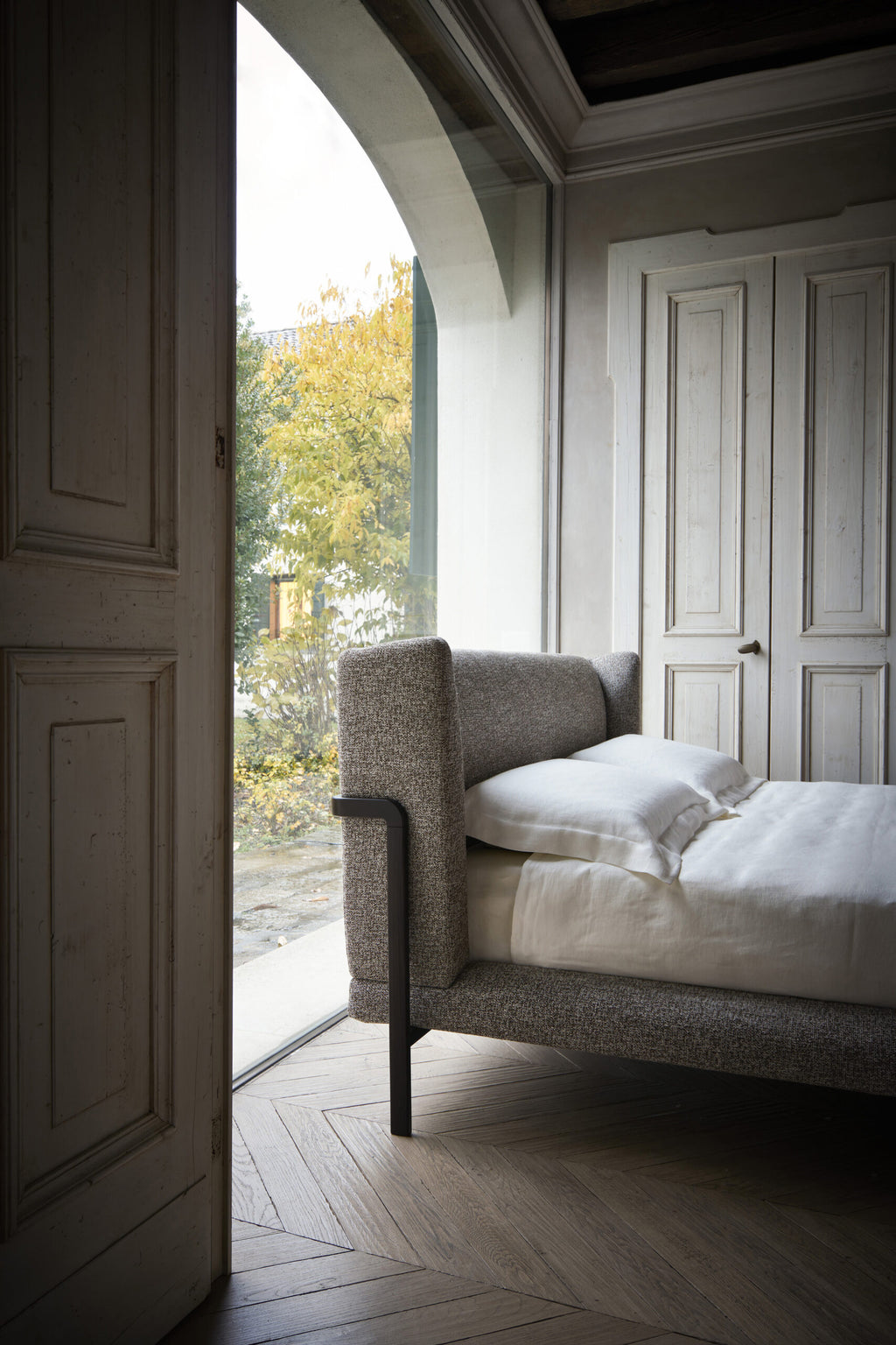 Dominick King Bed by Conte Casa