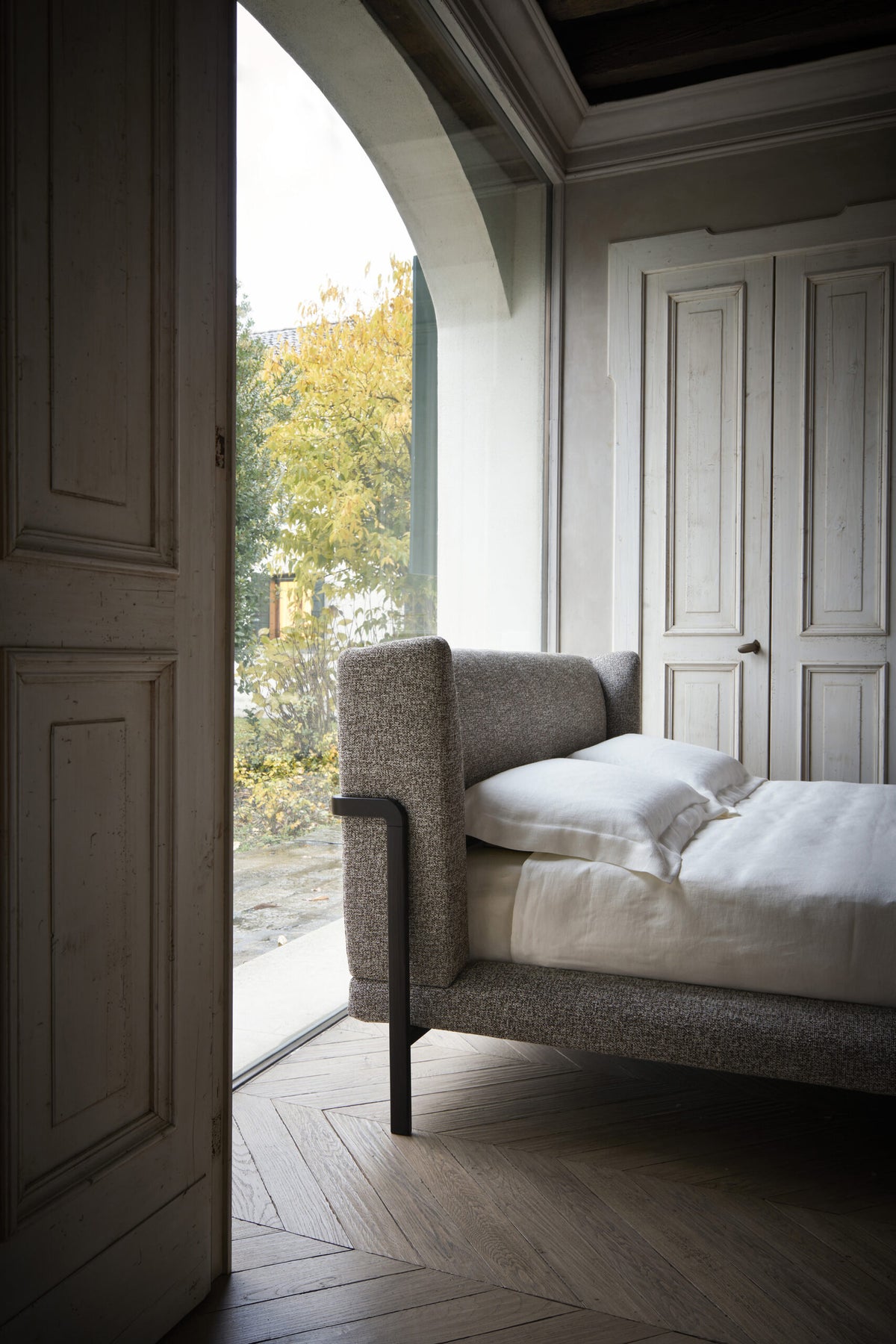 Dominick King Bed by Conte Casa